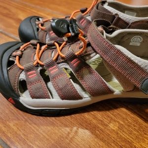Keen Size 6 men/ 8.5 women/ EUR 38